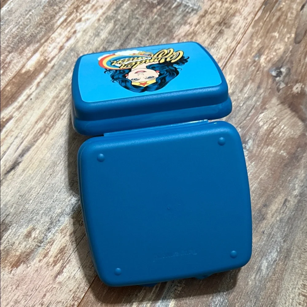 Wonder Woman Blue sandwich keeper tupperware